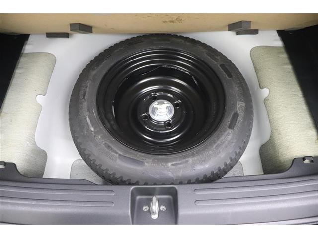 【スペアタイヤ】緊急時にも安心！デッキボードの下にはスペアタイヤが装備されています！