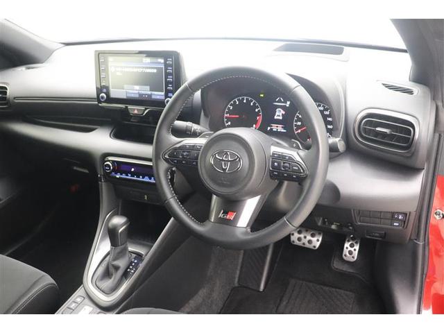 落ち着いた色合いの運転席廻りで飽きの来ないスッキリとしたデザイン♪