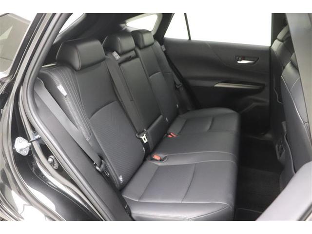 後部座席も足元スペースはしっかり確保されていて、ゆとりの広さです♪