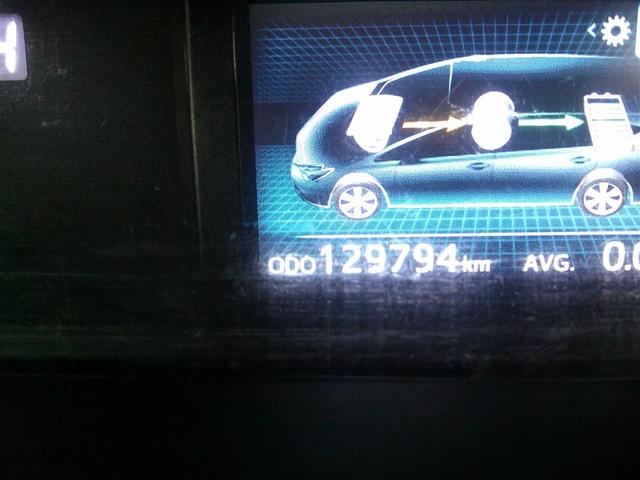 プリウスα Ｓ　ナビＴＶ　パワステ　リアカメラ　横滑防止装置　エアコン　三列シート　スマートキー　フルセグ　ＡＢＳ　アルミホイール　ＤＶＤ再生　ＥＴＣ　パワーウインドウ　メモリーナビ　キーレスエントリー　セキュリティ（29枚目）