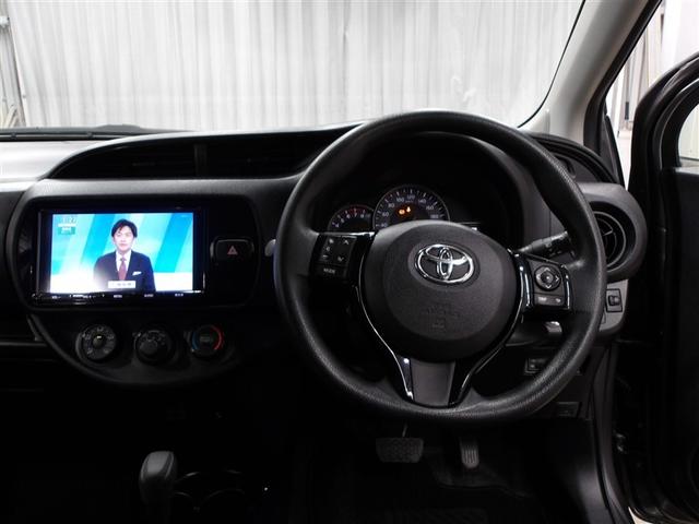 ヴィッツ F セキュリティ 衝突被害軽減装置 アイドリングストップ車 パワーウィンドウ エアバック Wエアバック エアコン 横滑り防止装置 スマートキー キーレスキー フルセグ パワステ DVD再生 ナビ・TV(4枚目)