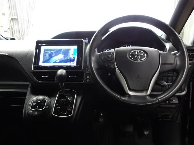 ヴォクシー Ｖ　左側パワースライドドア　ＬＥＤヘッドランプ　メモリーナビ　クルーズコントロール　ＤＶＤ再生　衝突回避支援　ＥＴＣ　スマートキー　ドラレコ　ＥＳＣ　リアエアコン　盗難防止システム　３列シート　ＡＢＳ（4枚目）