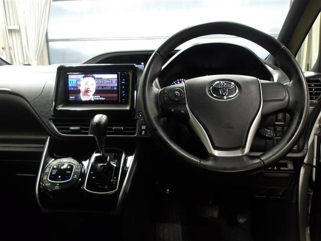 ヴォクシー ＺＳ　煌ＩＩＩ　プリクラッシュ　スマートキ　アイスト　ＤＶＤ再生機能　横滑り防止装置　ナビＴＶ　アルミ　三列シート　ＷＡＣ　盗難防止　オートエアコン　キーレス　パワステ　メモリナビ　クルコン　ＬＥＤヘッドライト（4枚目）