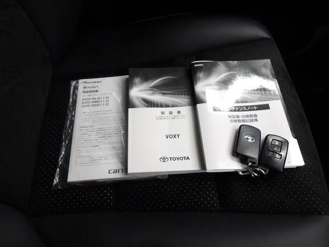 ヴォクシー ＺＳ　煌ＩＩＩ　プリクラッシュ　スマートキ　アイスト　ＤＶＤ再生機能　横滑り防止装置　ナビＴＶ　アルミ　三列シート　ＷＡＣ　盗難防止　オートエアコン　キーレス　パワステ　メモリナビ　クルコン　ＬＥＤヘッドライト（20枚目）