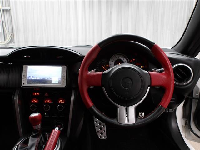 ８６ ＧＴリミテッド　スマキ－　イモビライザー　ＥＴＣ付き　キーレスアクセス　メモリ－ナビ　横滑り防止機能　Ｗエアバック　ナビＴＶ　オートエアコン　アルミホイール　ＡＢＳ　エアバック　パワーウィンドウ　パワーステアリング（4枚目）