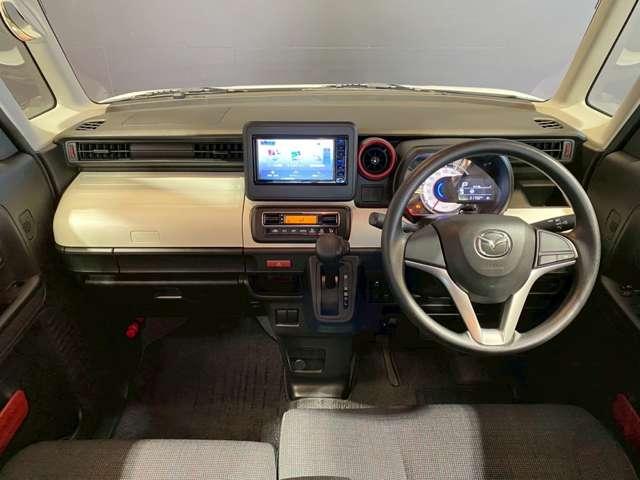 �R�b�N�s�b�g�ɂ��鑀��@��A���Ȃǂ��ׂĂ̗v�f���h���C�o�[���S�ɍ��E�Ώ̂ɔz�u���A�����ɂ���炪�h���C�o�[�ɐ��΂��鑢�`�Ƃ��邱�ƂŁA�l�ƃN���}�̈�̊������������܂��B