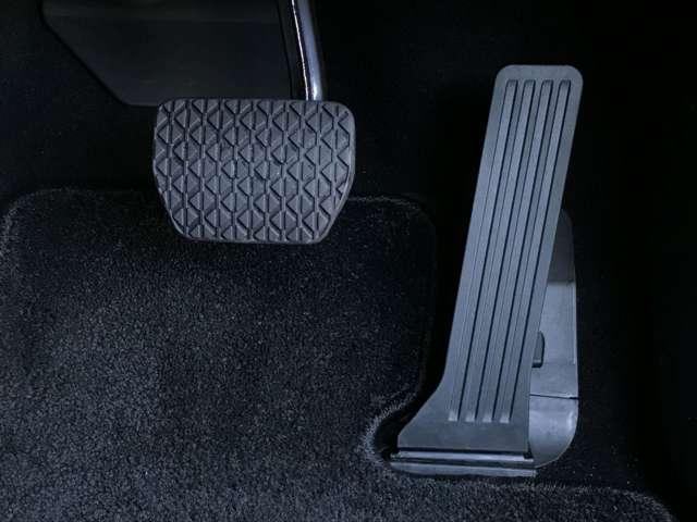 �y�I���K�����A�N�Z���y�_���z�����Ƃ��x�_�Ƃ��đ���ƃy�_���̓�������v���邽�߁A�X���[�Y�Ő��m�ȑ��삪�\�ł��B�y�_�����͂𑫂̏d���Ŏx���鎖���ł��邽�ߒ����Ԃ̉^�]�ł��������ɂ����Ȃ�܂��B