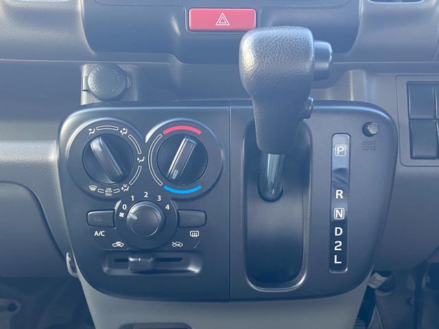 エブリイ ＰＣリミテッド　３型　ＦＲ　４ＡＴ　軽量衝撃吸収ボディー　運転席エアバッグ・助手席エアバッグ・ＡＢＳ・前席シートベルトプリテンショナー・前席シートベルトフォースリミッター・サイドインパクトバー・マニュアルエアコン・集中ドアロック・両側スライドドア（13枚目）