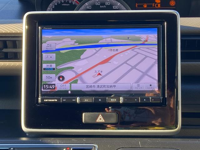 �y�i�r�Q�[�V�����z���ʃf�B�X�v���C���F���̍����傫�ȉ�ʂ����ڂ���Ă���A�n�}��o�H��񂪌��₷���\������܂��B�^�b�`���삪�\�ŁA�����I�ɑ���ł��܂��B