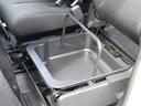 【助手席シートアンダーボックス】ボックスは、小物やバッグ、書類などを収納するのに便利です。また、簡単に取り外しができるので水洗いができます。
