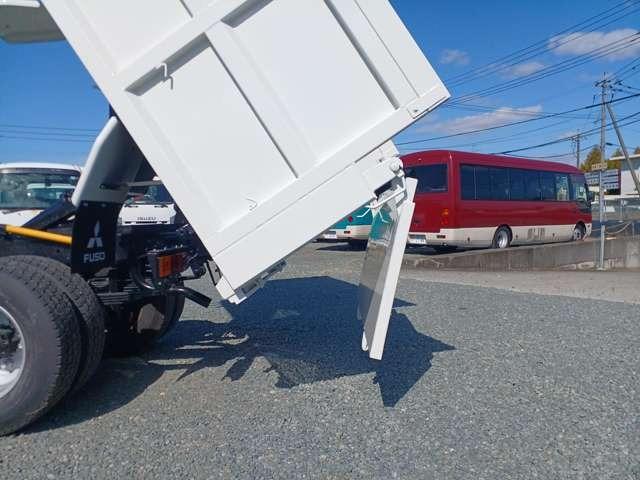 キャンター ダンプ　Ｈ１７年式　キャンター３トン深ダンプ　高床　ダンプ式　ＤＰＤ無し全塗装済み　ボディーフェライト系ステン張り　積載量３０００ＫＧ　内寸３０５０Ｘ１６１０Ｘ１０４０（9枚目）