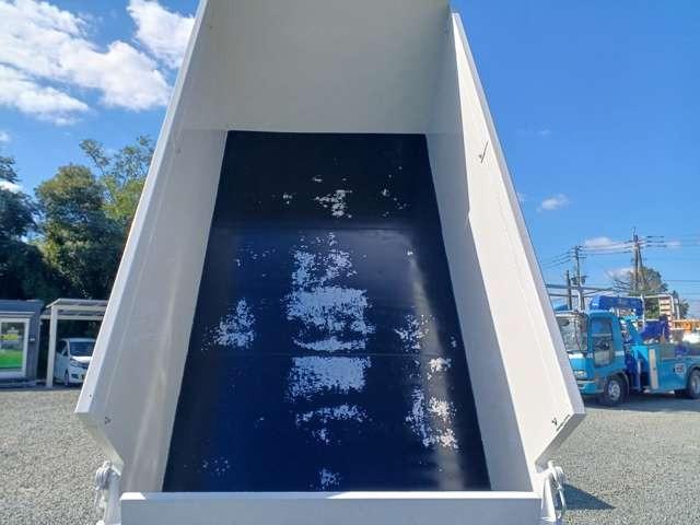 キャンター ダンプ　Ｈ１７年式　キャンター３トン深ダンプ　高床　ダンプ式　ＤＰＤ無し全塗装済み　ボディーフェライト系ステン張り　積載量３０００ＫＧ　内寸３０５０Ｘ１６１０Ｘ１０４０（11枚目）