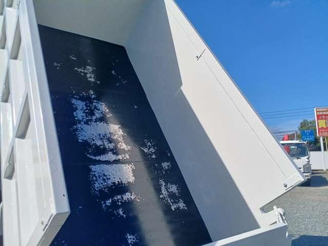 キャンター ダンプ　Ｈ１７年式　キャンター３トン深ダンプ　高床　ダンプ式　ＤＰＤ無し全塗装済み　ボディーフェライト系ステン張り　積載量３０００ＫＧ　内寸３０５０Ｘ１６１０Ｘ１０４０（12枚目）