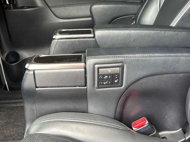 アルファード ２．５Ｓ　Ｃパッケージ　ＴＲＤフルエアロ・ＴＲＤマフラー・パワーバックドア・後席パワーシートシートヒーター・ＡＣ１００Ｖ１００Ｗ・サンルーフ・後席モニタ・ステアヒータ・ＥＴＣ２．０・ナビＴＶ・Ｂカメラ・ドラレコ（30枚目）