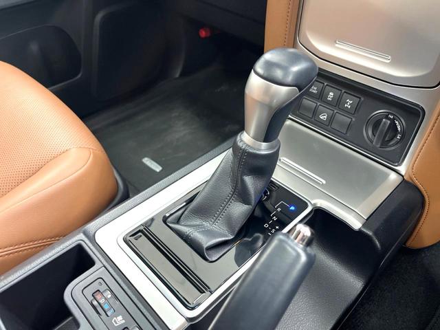 ランドクルーザープラド TX Lパッケージ 70thアニバーサリーリミテッド ムーンルーフ 禁煙車 10インチPanasonicナビ バックカメラ シートベンチレーション サドルタン革シート 360°ドラレコ セーフティセンス レーダークルーズ フルセグ BD/DVD(31枚目)