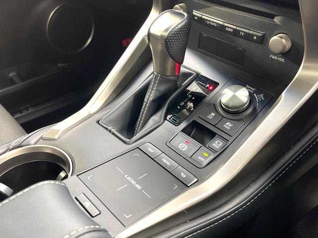 ＮＸ ＮＸ３００ｈ　Ｆスポーツ　ムーンルーフ　禁煙車　１０．３インチワイドナビ　バックカメラ　３眼ＬＥＤヘッド　シートベンチレーション　黒革スポーツシート　ドライブモードセレクト　パフォーマンスダンパー　ハンズフリーパワーバックドア（7枚目）