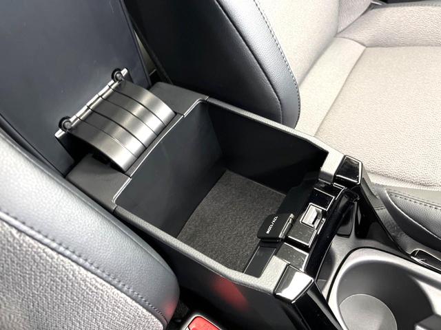 カローラクロス ハイブリッド Z ガラスルーフ パノラミックビューモニター トヨタセーフティセンス ブラインドスポットモニター ハンズフリーパワーバックドア 10.5インチディスプレイオーディオ LEDヘッドライト パワーシート(56枚目)