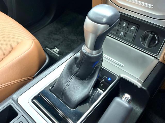 ランドクルーザープラド ＴＸ　Ｌパッケージ　７０ｔｈアニバーサリーリミテッド　サンルーフ　パノラミックビューモニター　シートベンチレーション　トヨタセーフティセンス　デジタルインナーミラー　レーダークルーズコントロール　ＬＥＤヘッドライト　革巻きステアリング　ＥＴＣ２．０（30枚目）