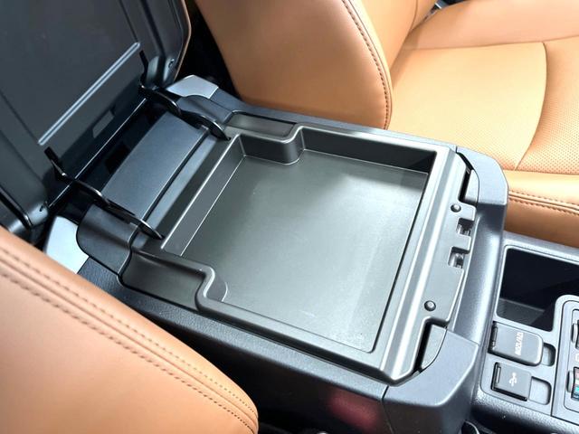 ランドクルーザープラド ＴＸ　Ｌパッケージ　７０ｔｈアニバーサリーリミテッド　サンルーフ　パノラミックビューモニター　シートベンチレーション　トヨタセーフティセンス　デジタルインナーミラー　レーダークルーズコントロール　ＬＥＤヘッドライト　革巻きステアリング　ＥＴＣ２．０（42枚目）