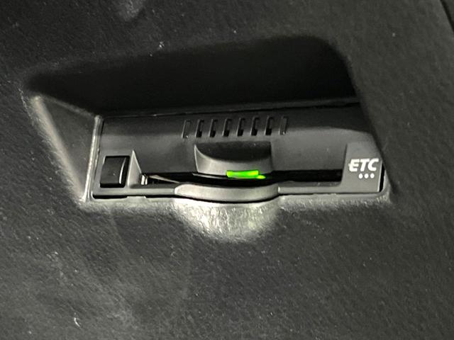 Ｃ－ＨＲ Ｓ　ＬＥＤパッケージ　トヨタセーフティセンス　レーダークルーズコントロール　ビルトインＥＴＣ　Ｂｌｕｅｔｏｏｔｈ再生　ＬＥＤヘッドライト　シーケンシャルターンランプ　純正１７インチアルミホイール　革巻きステアリング（6枚目）