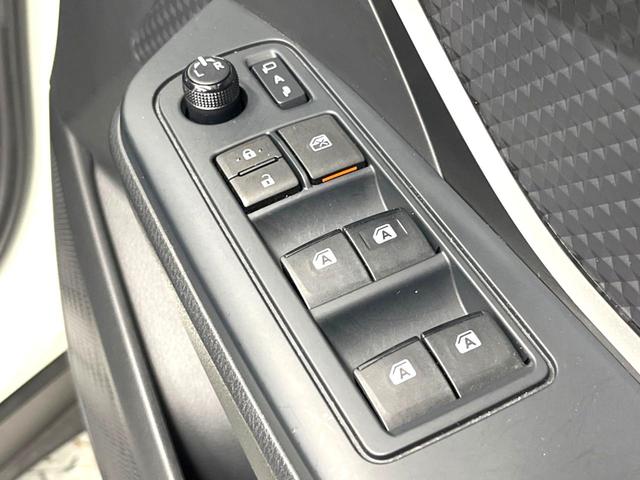 Ｃ－ＨＲ Ｓ　ＬＥＤパッケージ　トヨタセーフティセンス　レーダークルーズコントロール　ビルトインＥＴＣ　Ｂｌｕｅｔｏｏｔｈ再生　ＬＥＤヘッドライト　シーケンシャルターンランプ　純正１７インチアルミホイール　革巻きステアリング（35枚目）