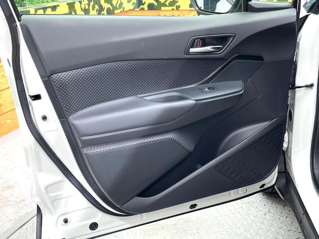 Ｃ－ＨＲ Ｓ　ＬＥＤパッケージ　トヨタセーフティセンス　レーダークルーズコントロール　ビルトインＥＴＣ　Ｂｌｕｅｔｏｏｔｈ再生　ＬＥＤヘッドライト　シーケンシャルターンランプ　純正１７インチアルミホイール　革巻きステアリング（55枚目）
