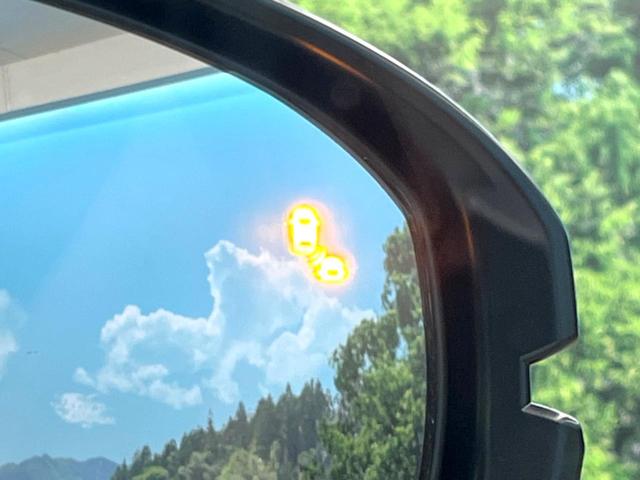 【ブラインドスポットインフォメーション】走行中、ドアミラーの死角になりやすい箇所に後続車が接近するとサイドミラー付近に警告を表示、ドライバーに注意喚起をしてくれます。