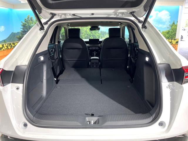 【ハンズフリーパワーバックドア】リアバンパー下部に足先を出し入れするだけでバックドアが自動で開閉♪両手が荷物でふさがっている時でもラクラク開閉操作が行えます！