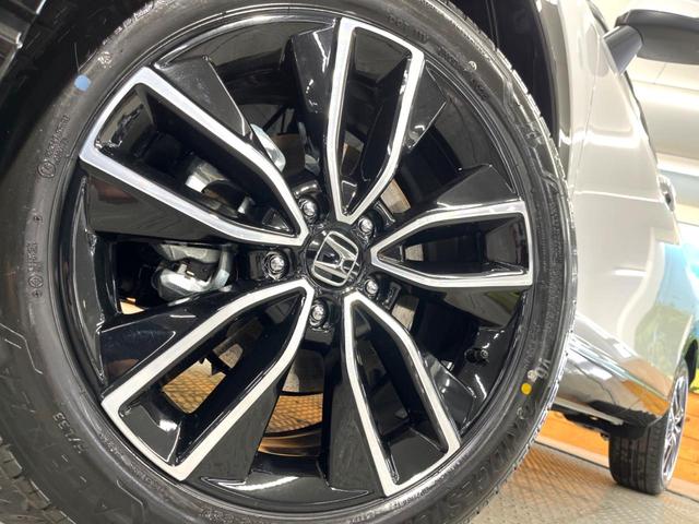 【純正１８インチアルミホイール】外観にマッチした純正アルミホイールを装着しております。各種社外アルミホイールや、スタッドレスタイヤも取扱いしております。是非ご相談ください♪