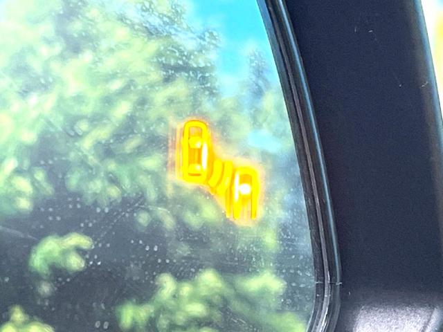 【ブラインドスポットモニター】走行中、ドアミラーの死角になりやすい箇所に後続車が接近するとサイドミラーのレンズに警告を表示！ドライバーに注意喚起をしてくれます。