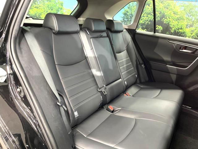 後部座席も気になるようなキズ・汚れやへたり等、大きなダメージはなく、良好な状態です。