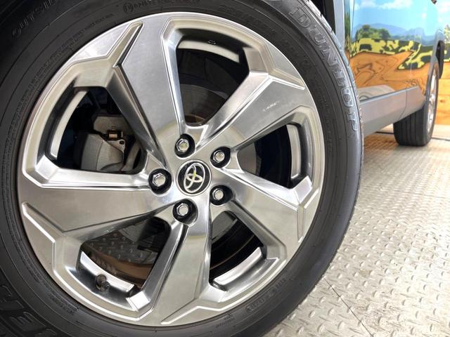 【純正１８インチアルミホイール】外観にマッチした純正アルミホイールを装着しております。各種社外アルミホイールや、スタッドレスタイヤも取扱いしております。是非ご相談ください♪