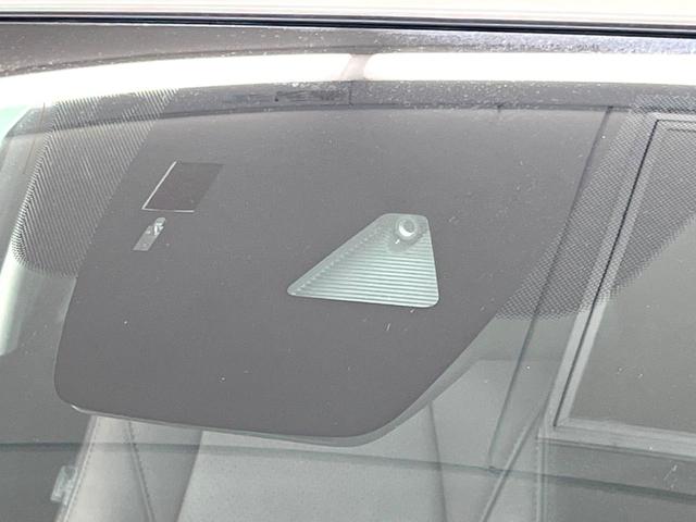 【スマートブレーキサポート】走行中に前方の車両等を認識し、衝突しそうな時は警報とブレーキで衝突回避と被害軽減をアシスト。より安全にドライブをお楽しみいただけます。