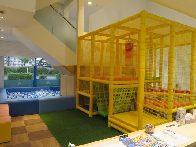 大きなキッズスペースも完備！小さなお子様連れでも、ゆっくりとお車探しをお楽しみいただけます。