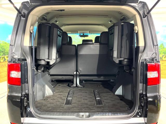後席を格納すると、これだけの広さが！シーンに合わせたシートアレンジで、大きな荷物も積むことが出来ます♪