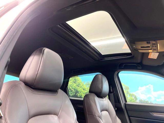 【サンルーフ】開放感たっぷりの希少装備、サンルーフが装着されています！車内に明かりを取り入れたり景色を楽しむ以外にも、車内の空気も簡単に換気できて快適です！