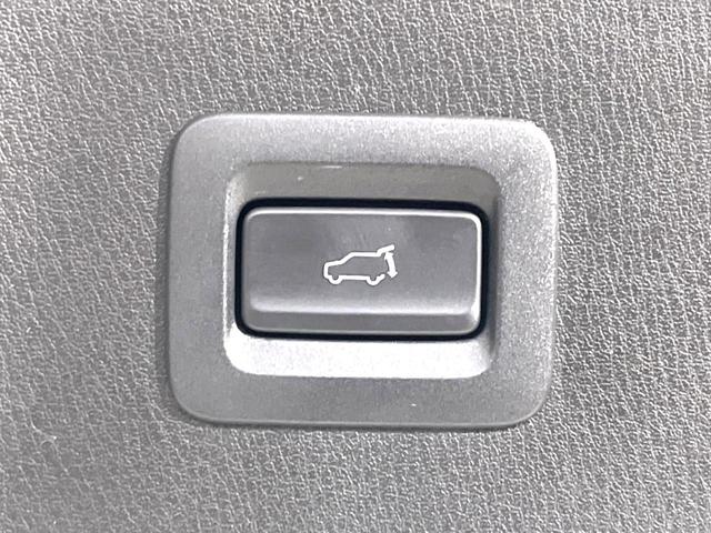 【パワーバックドア】スマートキーや運転席のボタンを押すだけでリアゲートが自動で開閉します！荷物を持っている時や、高い位置にあるバックドアを閉める際に便利な機能です♪