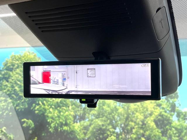 【インテリジェントルームミラー】後席の大きな荷物や同乗者で後方が確認しづらい時でも安心！カメラが撮影した車両後方の映像をルームミラー内に表示。クリアな視界で状況の確認が可能です！