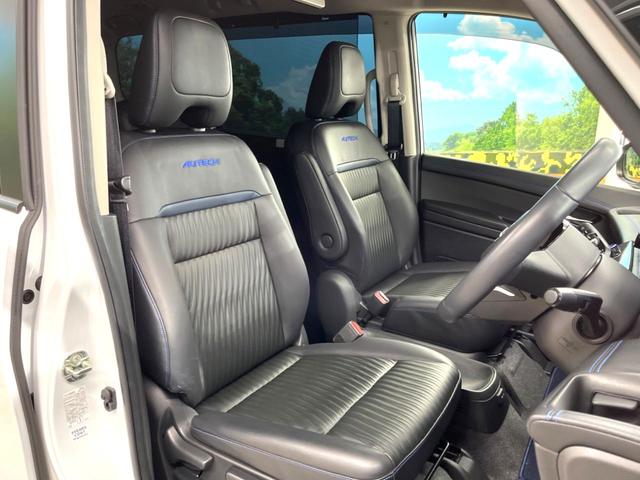 【合皮レザーシート】汚れのふき取りが容易でメンテナンスもが簡単な、機能性に優れる合成皮革を採用した上質なシートです。座り心地もよく、高級感あふれる心地良い車内空間を演出してくれます。