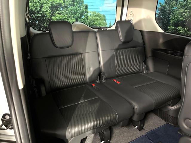 二列目中央はウォークスルーとなっております。二列目と三列目の移動や乗り降りがとっても楽になるので、乗り降りの際もストレスを感じることはありません♪