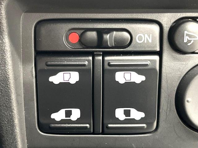 フリード Ｇ　エアロ　ジャストセレクション　両側電動ドア　純正ナビ　バックカメラ　ＥＴＣ　ＨＩＤヘッドランプ　７人乗り　ＣＤ再生　盗難防止装置　プライバシーガラス　オートライト（3枚目）