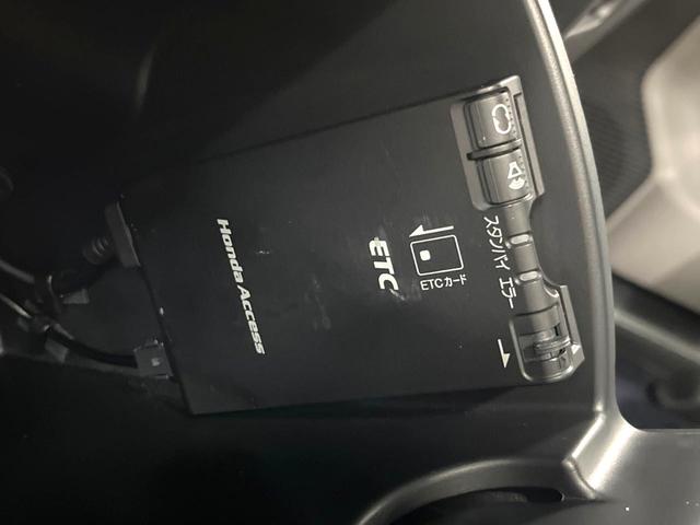 フリード Ｇ　エアロ　ジャストセレクション　両側電動ドア　純正ナビ　バックカメラ　ＥＴＣ　ＨＩＤヘッドランプ　７人乗り　ＣＤ再生　盗難防止装置　プライバシーガラス　オートライト（6枚目）