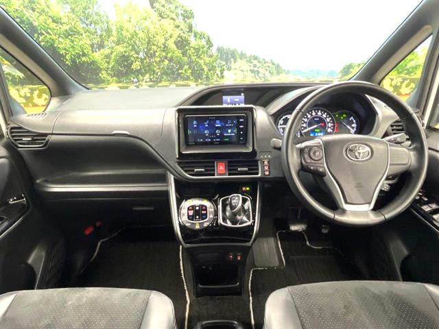 ヴォクシー ハイブリッドＺＳ　煌ＩＩＩ　両側電動スライドドア　イクリプス製ナビ　フリップダウン　バックカメラ　セーフティセンス　禁煙車　ドラレコ　クリアランスソナー　スマートキー　ＬＥＤヘッド　ＥＴＣ　クルコン　オートマチックハイビーム（2枚目）