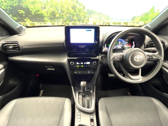 ヤリスクロス ハイブリッドＺ　禁煙車　８インチディスプレイオーディオ　パノラミックビュー　ブラインドスポット　セーフティセンス　レーダークルーズ　パワーシート　シートヒーター　ドラレコ　ＥＴＣ２．０　革巻きステアリング（2枚目）