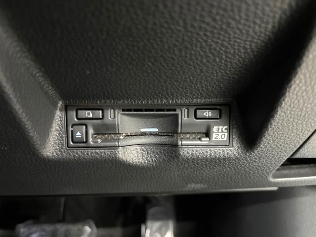 ヤリスクロス ハイブリッドＺ　禁煙車　８インチディスプレイオーディオ　パノラミックビュー　ブラインドスポット　セーフティセンス　レーダークルーズ　パワーシート　シートヒーター　ドラレコ　ＥＴＣ２．０　革巻きステアリング（7枚目）