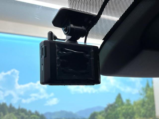 ヤリスクロス ハイブリッドＺ　禁煙車　８インチディスプレイオーディオ　パノラミックビュー　ブラインドスポット　セーフティセンス　レーダークルーズ　パワーシート　シートヒーター　ドラレコ　ＥＴＣ２．０　革巻きステアリング（8枚目）