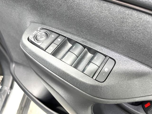 ヤリスクロス ハイブリッドＺ　禁煙車　８インチディスプレイオーディオ　パノラミックビュー　ブラインドスポット　セーフティセンス　レーダークルーズ　パワーシート　シートヒーター　ドラレコ　ＥＴＣ２．０　革巻きステアリング（39枚目）