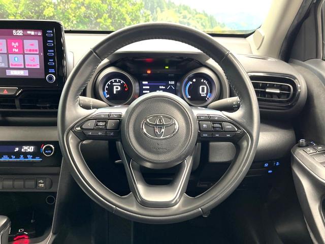 ヤリスクロス G パノラミックビューモニター トヨタセーフティセンス 純正8インチディスプレイオーディオ レーダークルーズコントロール LEDヘッドライト 革巻きステアリング Bluetooth再生 ETC(11枚目)