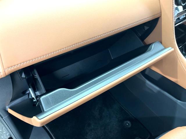 ヴェルファイアハイブリッド Z プレミア 左右独立ムーンルーフ フリップダウンモニター 13.2インチ純正フリップダウンモニター 純正14インチディスプレイオーディオプラス トヨタセーフティセンス パノラミックビューモニター 置くだけ充電(72枚目)