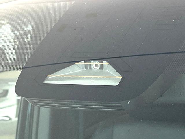 ヴォクシー Ｓ－Ｚ　両側電動ドア　後席モニター　バックカメラ　衝突被害軽減システム　レーダークルーズ　禁煙車　電動リアゲート　ハーフレザーシート　ドラレコ　コーナーセンサー　スマートキー　ＬＥＤヘッド　ビルトインＥＴＣ（6枚目）